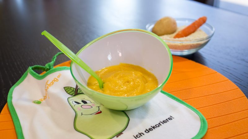 Karotten-Kartoffel-Fleisch-Brei für die Ernährung im Beikostalter